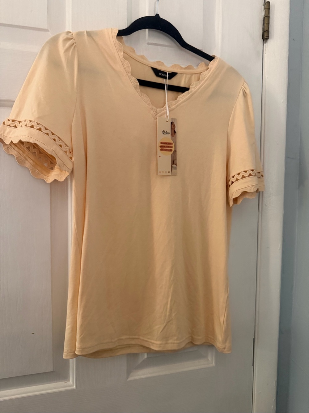 NWT Dokotoo Women’s M Cream Scallop Trim Short Sleeve Top